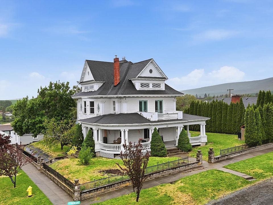 141 S Howard St in Tekoa, Washington